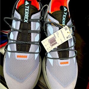 Men’s excellent condition all terrain symmetric shoes